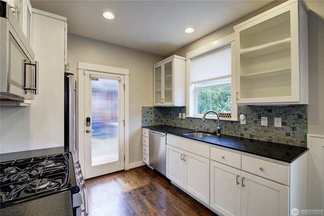 Building Photo - 2Bd/1.75Ba Seattle Home