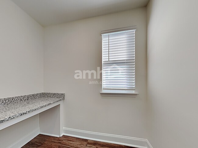 Building Photo - 610 W Lionel Rd