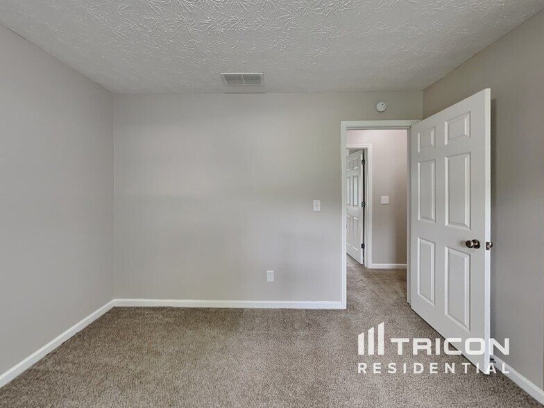 Building Photo - 347 Royal Oaks Dr
