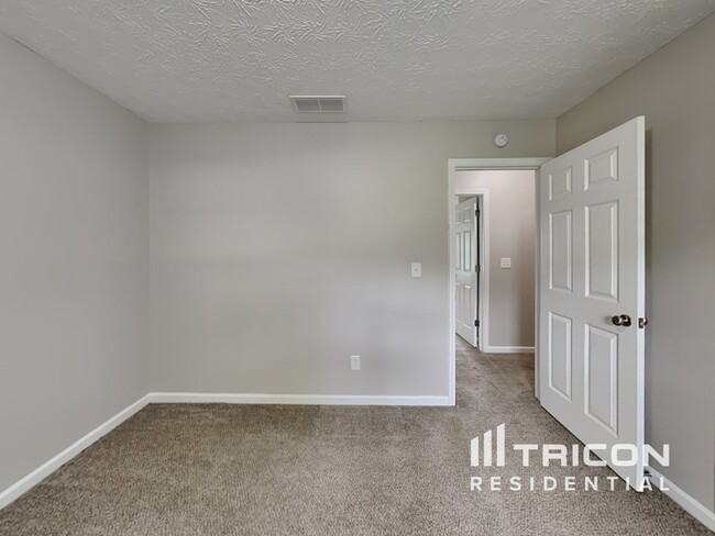 Building Photo - 347 Royal Oaks Dr