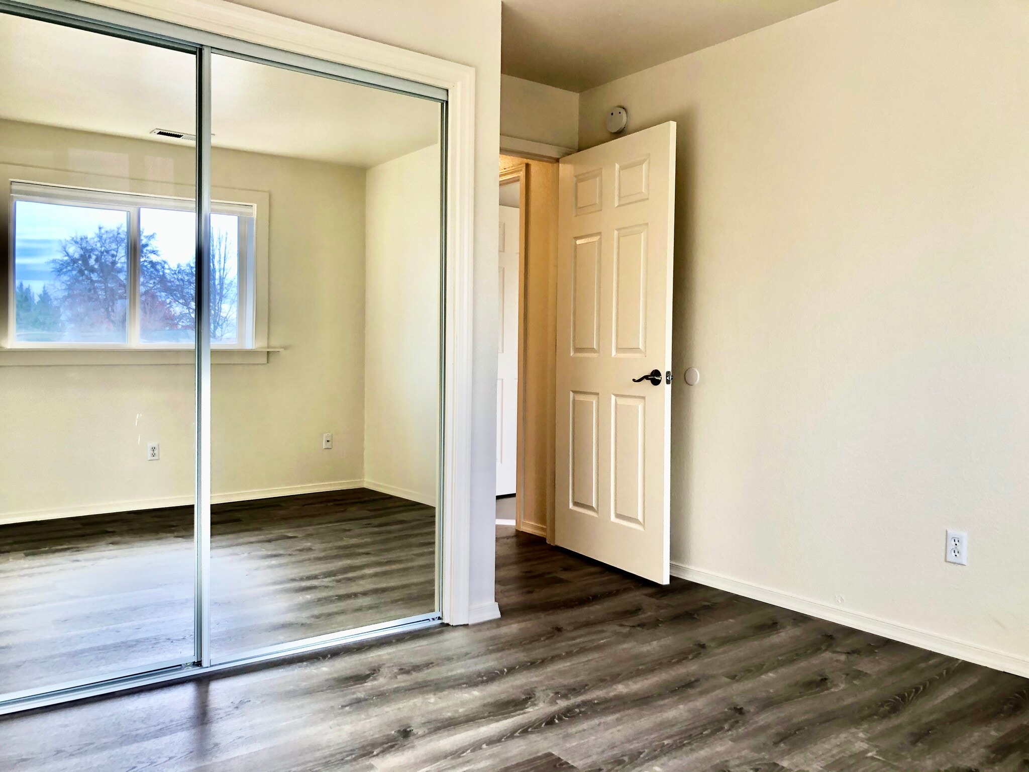 second bedroom - 550 Van Wey Cir
