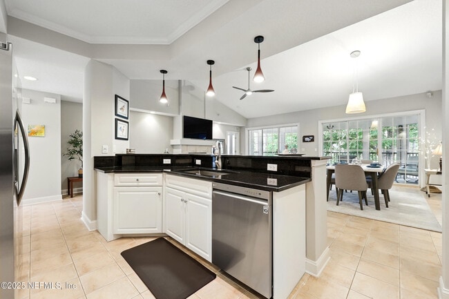 Building Photo - 330 N Shore Cir