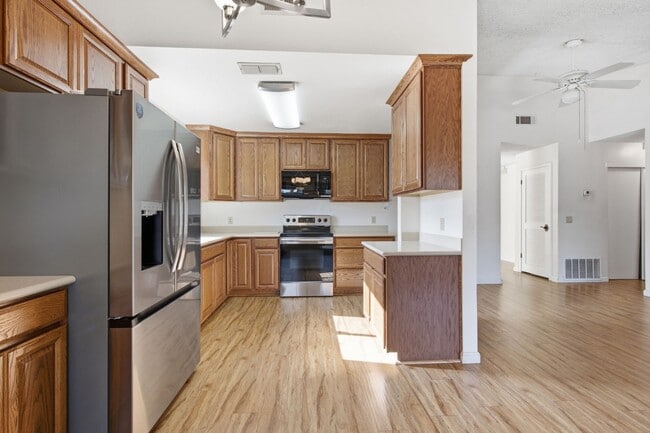Building Photo - 7113 Mountainside Dr