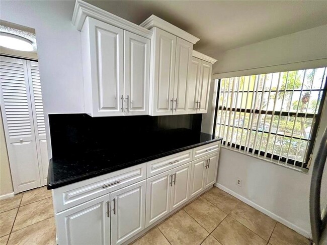Building Photo - 6475 W Oakland Park Blvd