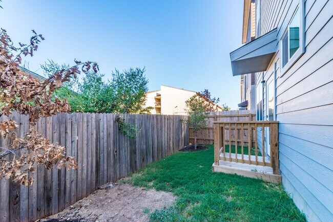 Building Photo - 1618 W Lawndale Dr