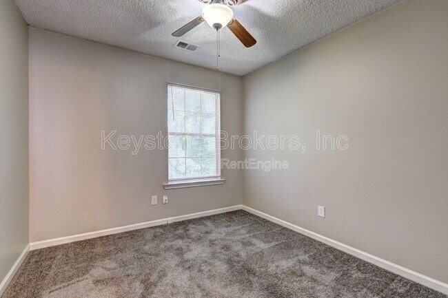 Building Photo - 1370 N Hampton Dr
