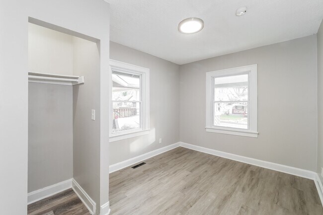 Building Photo - 5840 Park Ave