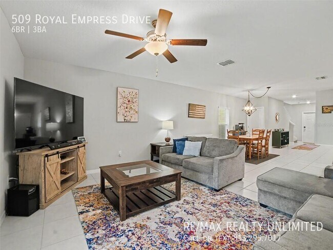 Building Photo - 509 Royal Empress Dr