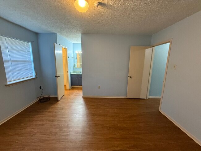 Building Photo - 2331 Justin Ln