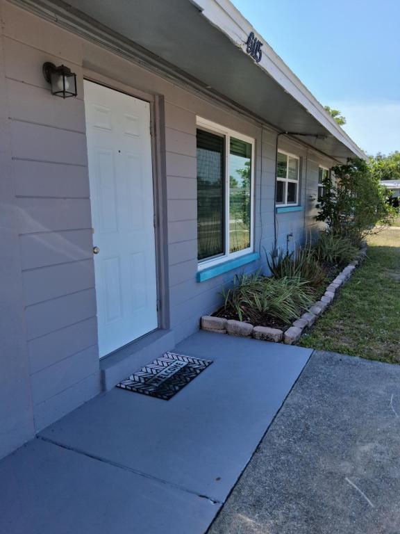 Building Photo - 6115 Hopkins Dr N
