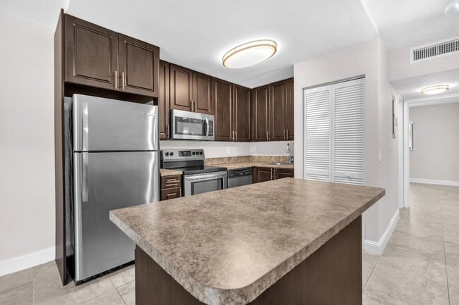 Building Photo - 559 NE 44th St