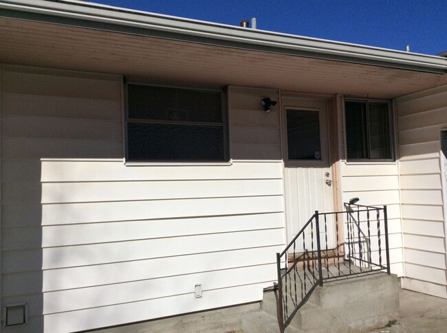 Building Photo - House - 2 units available! 3 BDRM/1 BATH o...