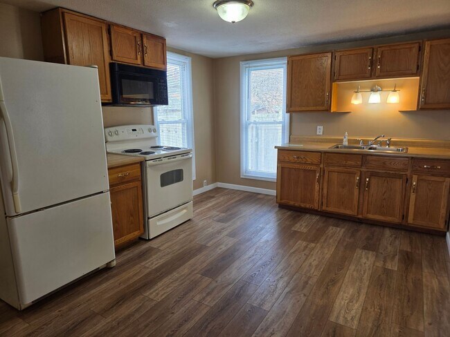 Building Photo - Remodeled 3-Bedroom, 1-Bathroom Home with Basement & Garage – $1,550/Month | Accepting Section 8