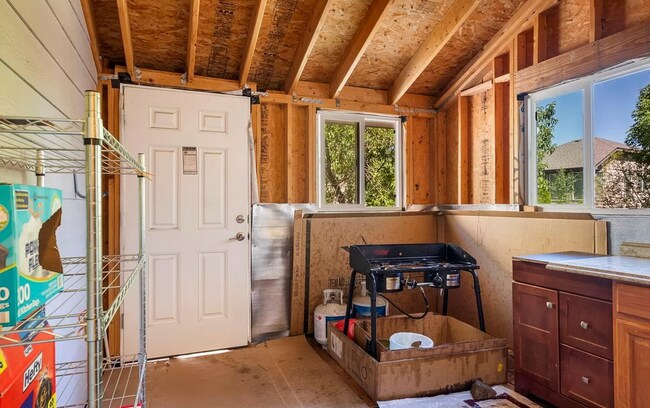 Building Photo - Huge room in a large shared home, private ...