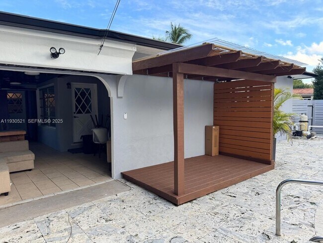 Building Photo - 985 NE 115th St