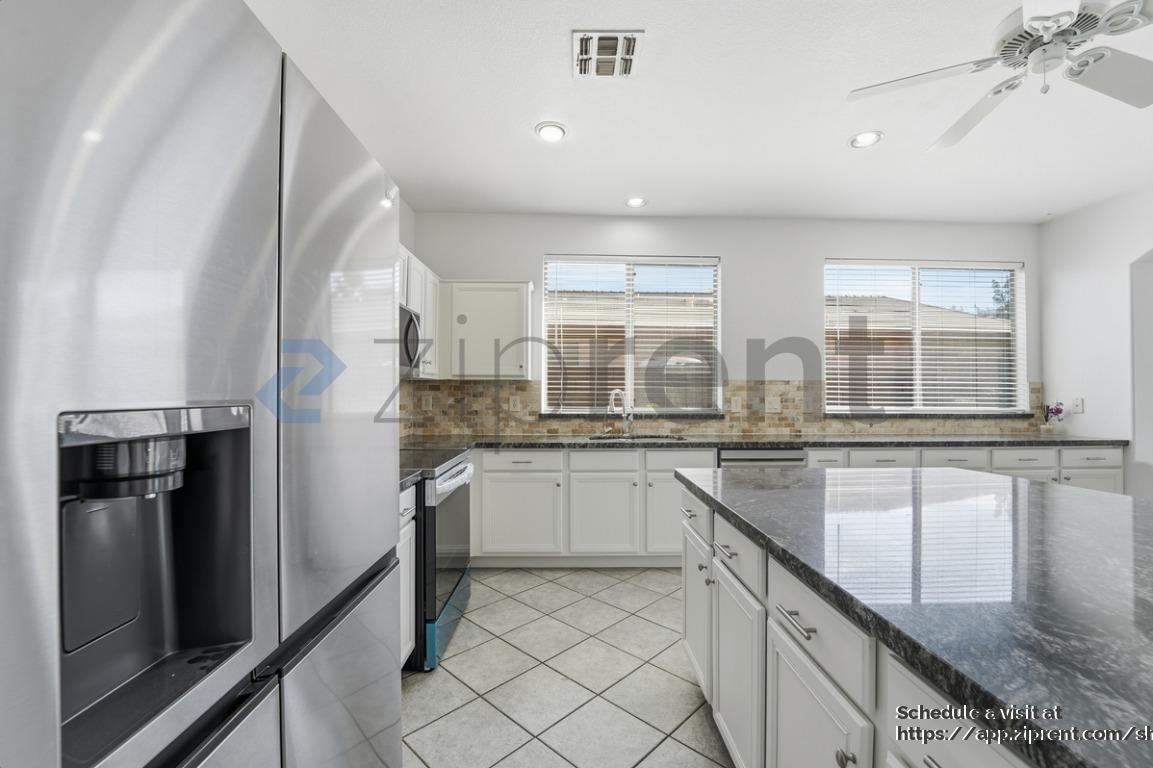 Building Photo - 2131 E Bellerive Pl