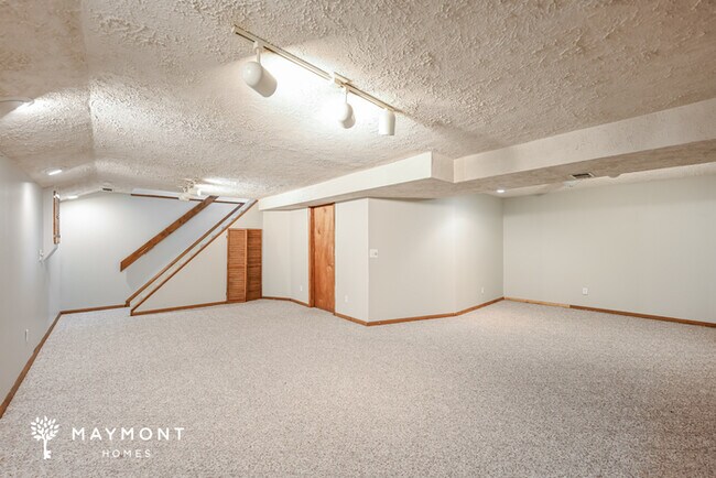 Building Photo - Bright 4-Bed Retreat