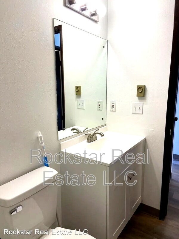 Building Photo - 1307 N Vista