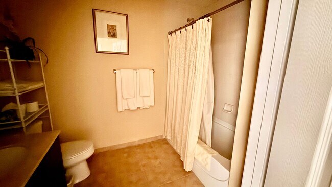 Building Photo - Annual Furnished Rental in Broadway Promen...