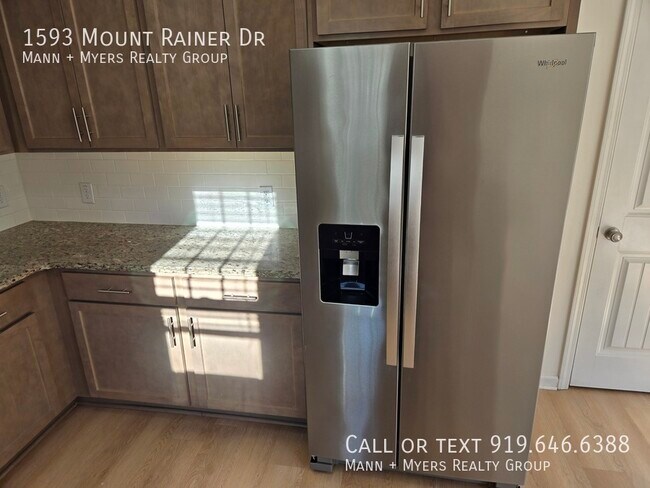 Building Photo - 1593 Mount Rainer Dr