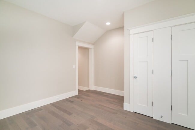 Building Photo - Luxury Townhome in the Heart of Lake Osweg...