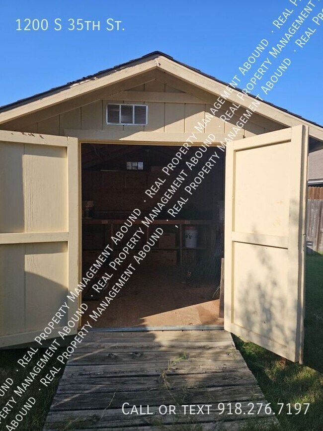 Building Photo - 1200 S 35th St