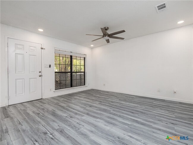 Building Photo - 148 Discovery Ln