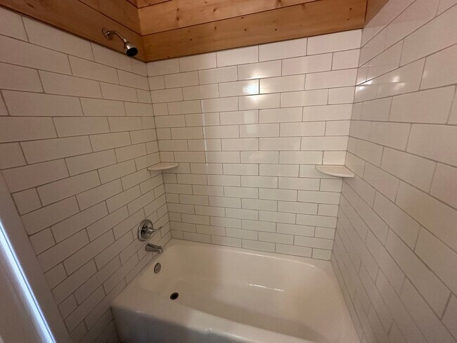 Building Photo - 1921 N Carlyle Ave