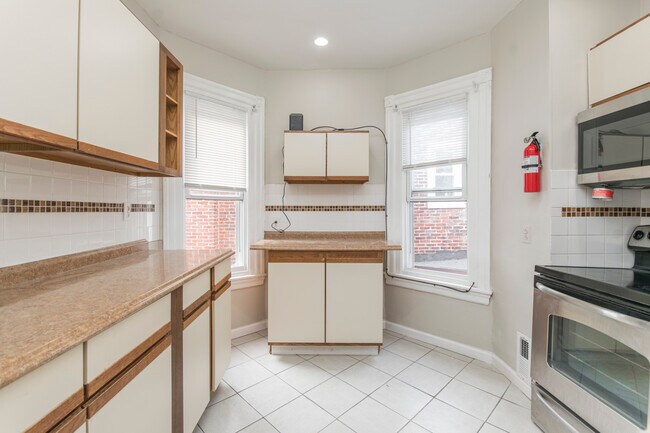 Building Photo - 917 W Duncannon Ave