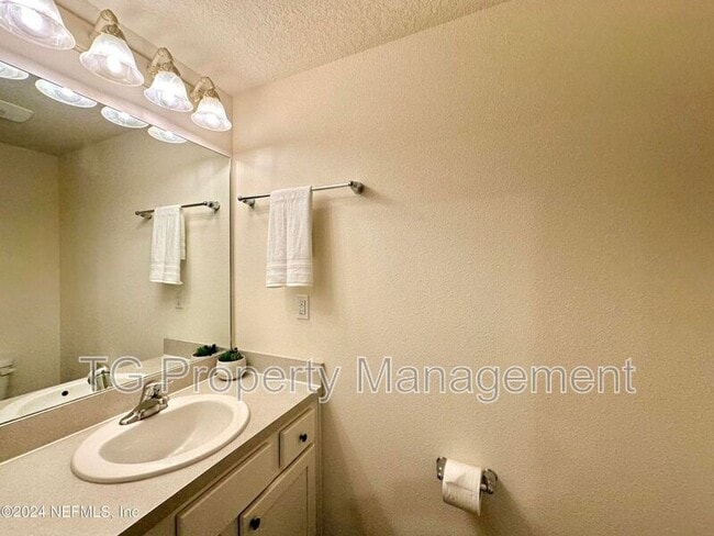 Building Photo - 336 Aralia Ln