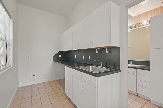 Building Photo - 5 Oak Crest Cir