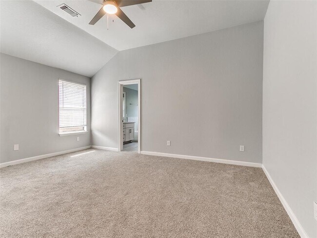 Building Photo - 5612 SE 87th St