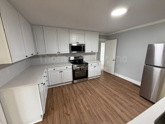 Building Photo - 1600 King Cir