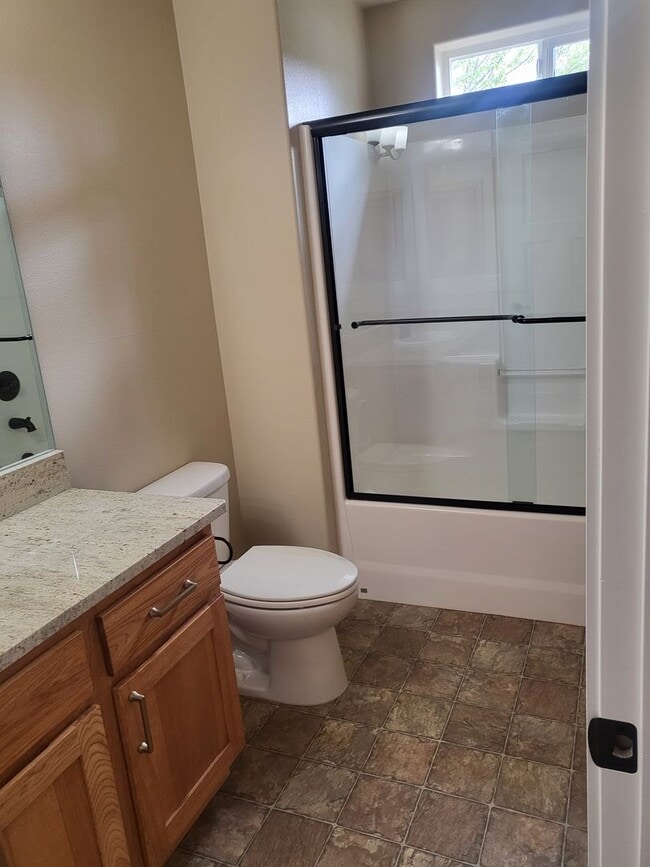 Building Photo - 3 bed 2 bath Home for Rent in Grants Pass