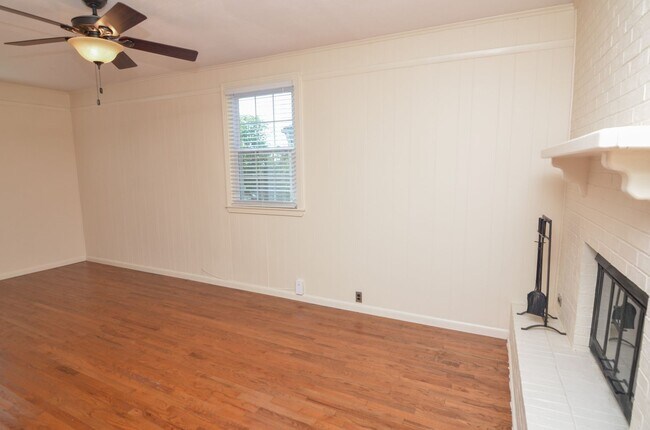 Building Photo - 815 Neartop Dr