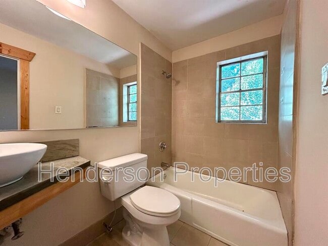 Building Photo - 634 Chipley Ave