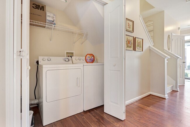 Building Photo - Charming 3 BD - 2.5 BA townhome located so...