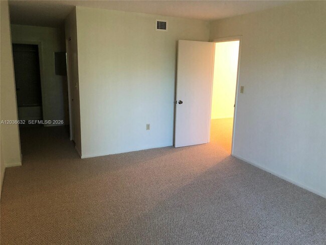 Building Photo - 10852 N Kendall Dr