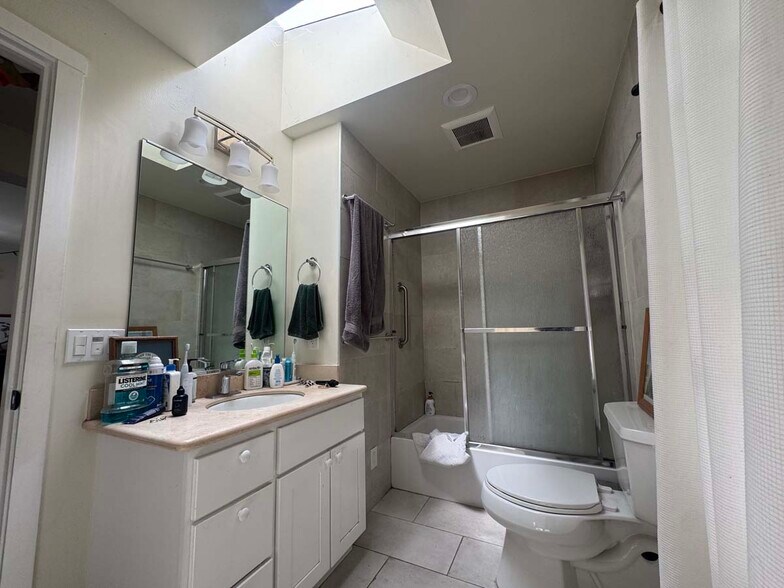 Building Photo - 2836 Derby St