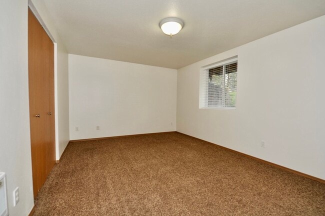 Building Photo - Basement 2 bed 1 bath unit