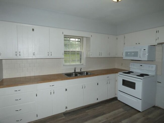 Building Photo - Riverside Home Ready to Lease-4701 N Green Hills Rd
