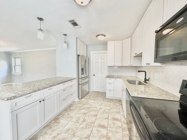 Building Photo - Beautiful 3BR/2BA Home with Sunroom, Formal Dining & Large Backyard