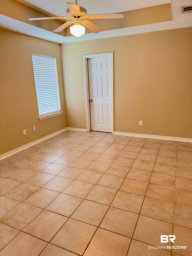 Building Photo - 406 Belle Chase Ct N
