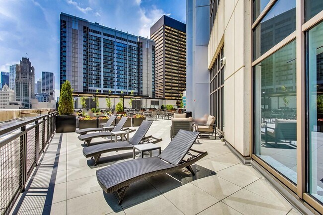 Building Photo - 512 N McClurg Ct