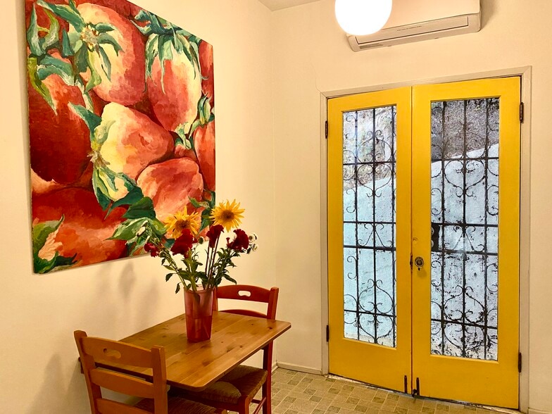 kitchen looking towards the walkway - 1623 Grafton St