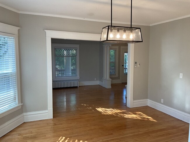 Building Photo - Beautifully Updated 4 BR/2 BA Upper-Level Duplex in Minneapolis with 2-Car Garage!