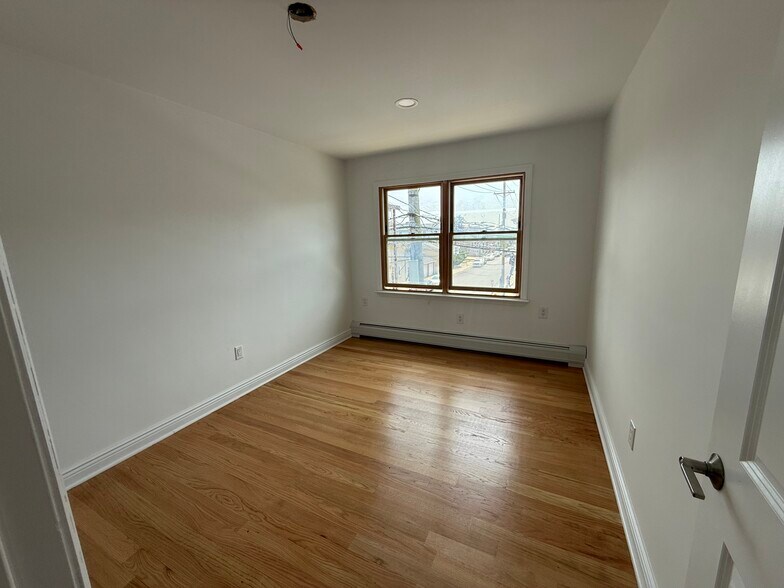 Building Photo - 307 9th St