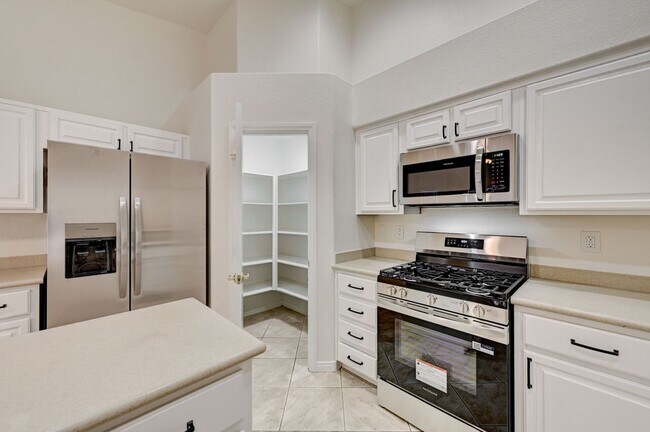 Building Photo - Beautiful 3 Bedroom Single Story Home in A...