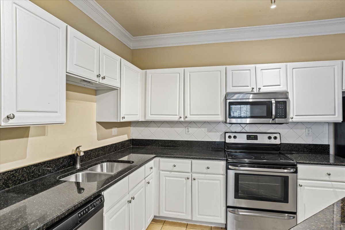 Building Photo - 1850 Cotillion Dr