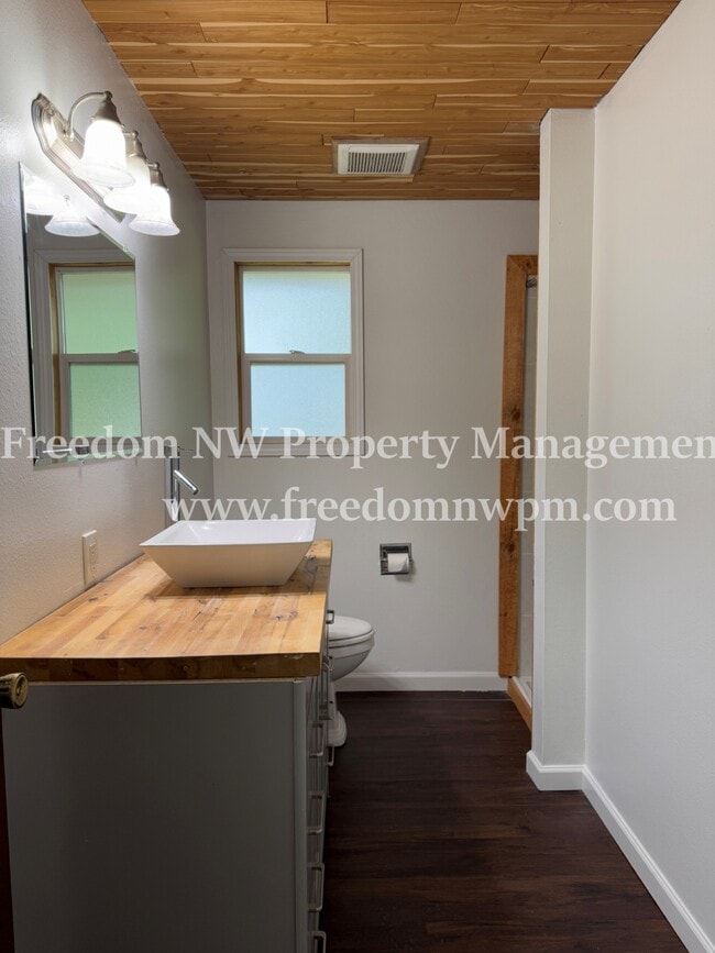 Building Photo - 450 WA-505